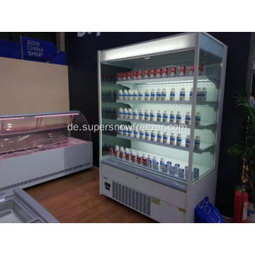Offener Kühlschrank mit mehreren Decks im Supermarkt für Milchprodukte und Wurst